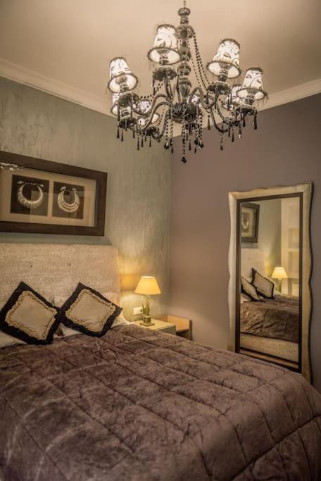 Eva's Glamorous Apartment *
